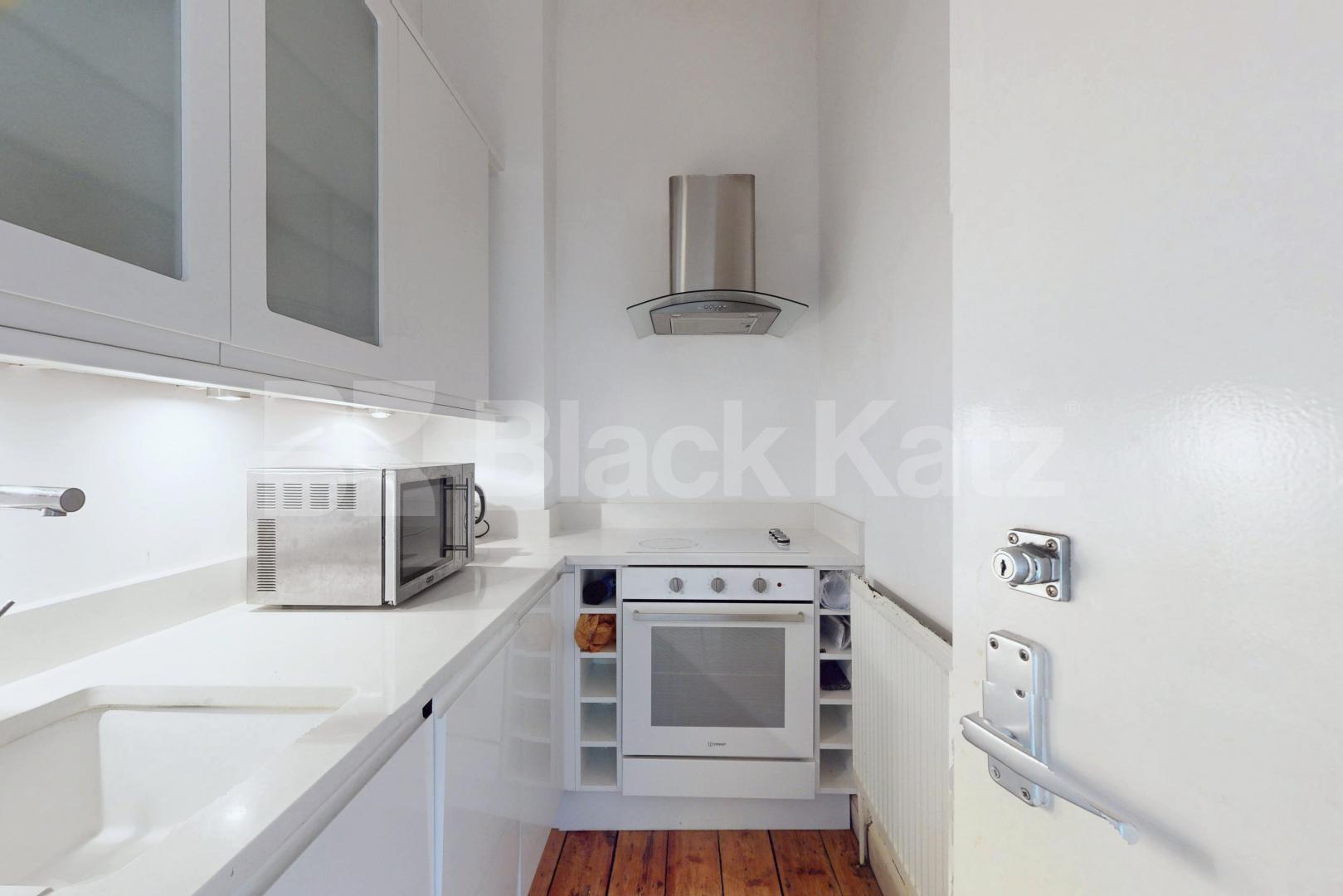 Elegant Raised Ground Floor Apartment in Sought-After NW1 Camden Park Road, Camden